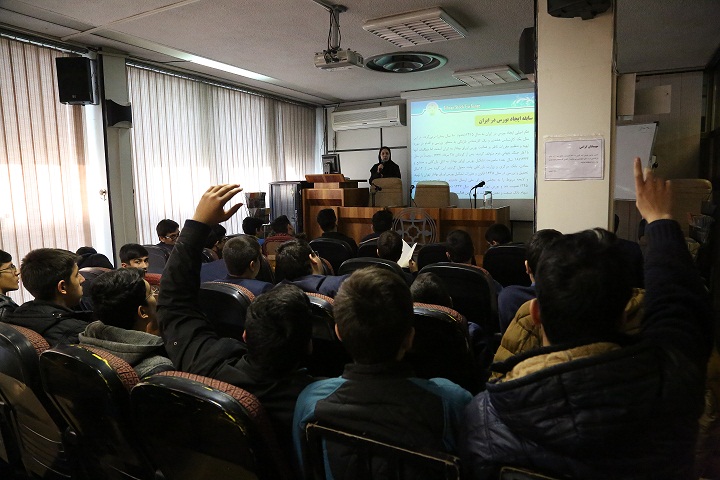 برگزاری بازدیدهای آموزشی هفته پایانی فروردین ۹۸ : آشنایی ۷۵ نفر از دانش آموزان با فرایند معاملات در بورس تهران